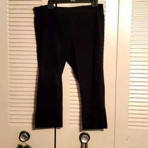 Black stretch capri pants